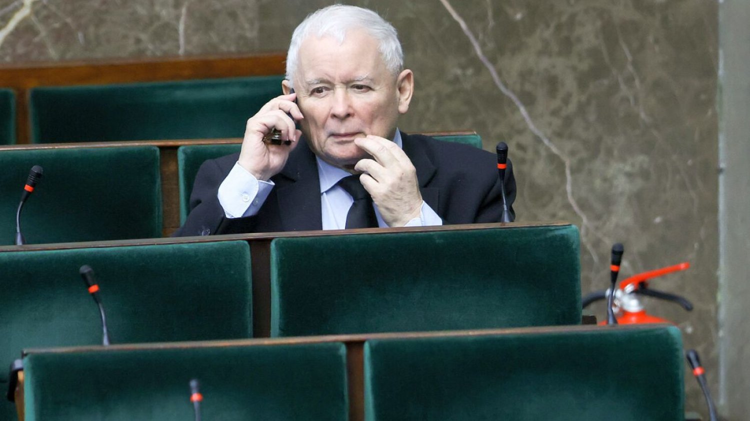 Kaczyński ugiął się przed Sikorskim - wpłacił 50 tys. zł na ukraińską armię
