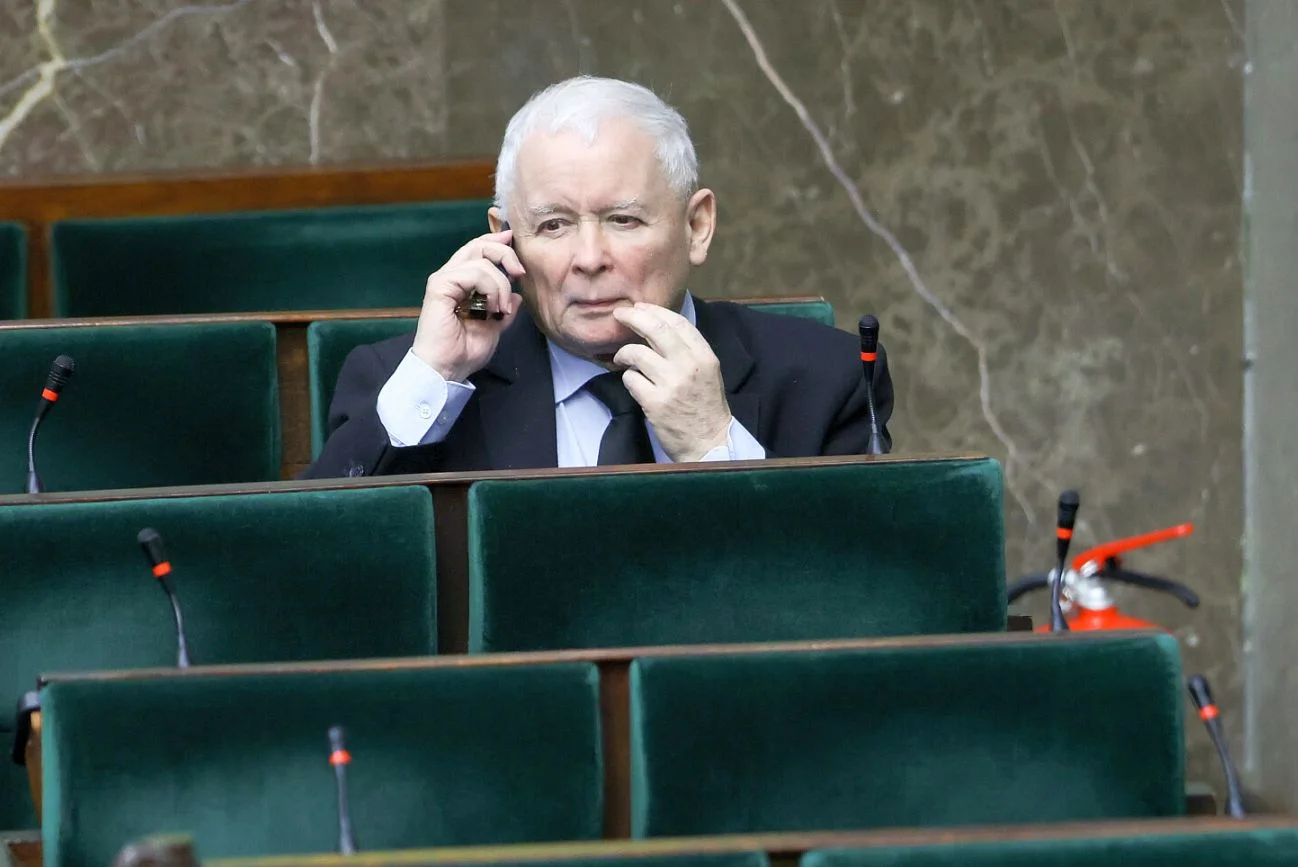 Kaczyński ugiął się przed Sikorskim - wpłacił 50 tys. zł na ukraińską armię