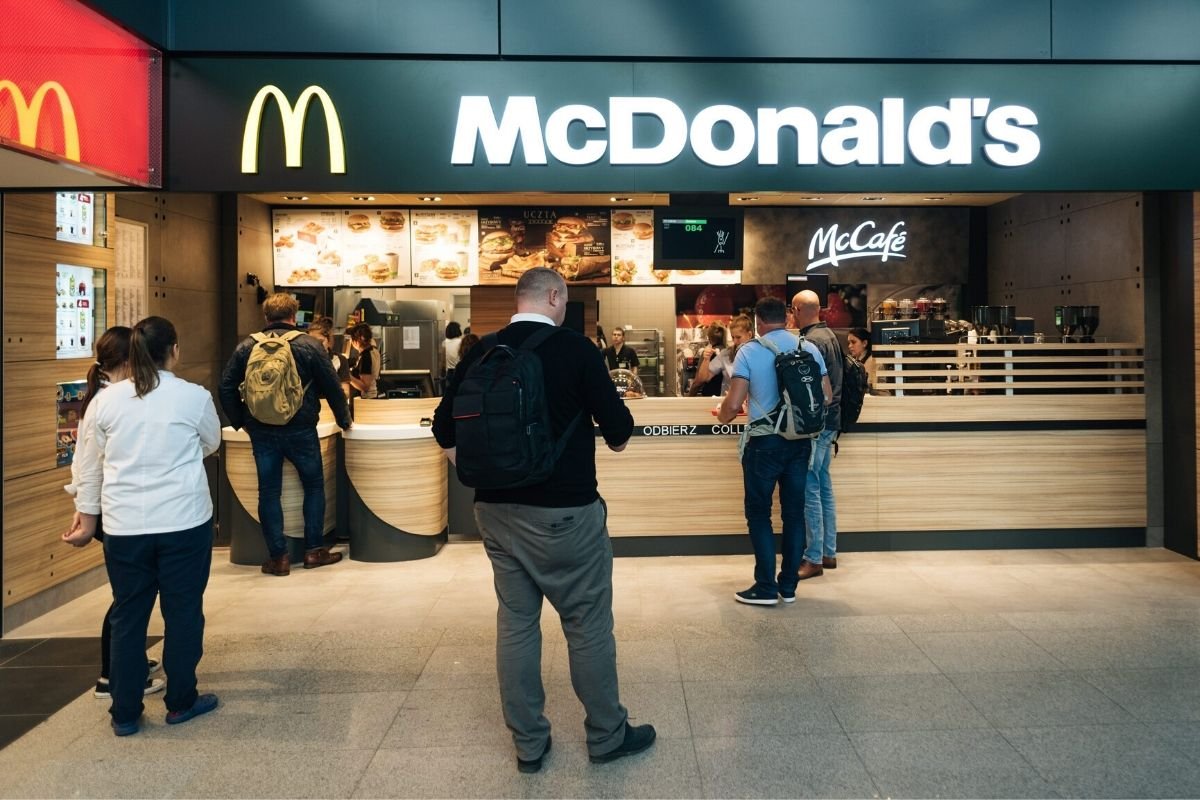 Sieć McDonald's zamierza objąć niektóre grupy pracowników przestojem ekonomicznym albo czasowym obniżeniem wymiaru czasu pracy.