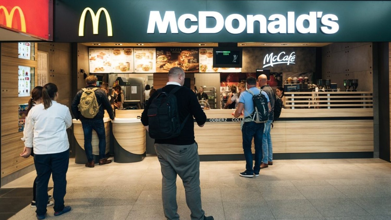 Sieć McDonald's zamierza objąć niektóre grupy pracowników przestojem ekonomicznym albo czasowym obniżeniem wymiaru czasu pracy.