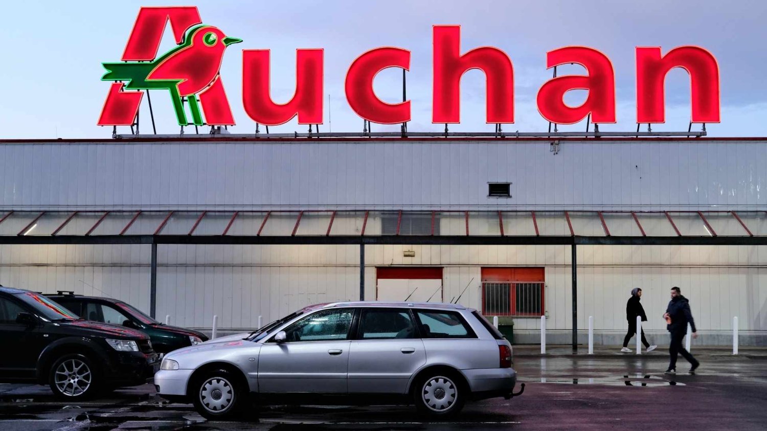 Budynek z wielkim logo Auchan. Auchan sprzedaje sklepy Węgrom. Co z klientami?