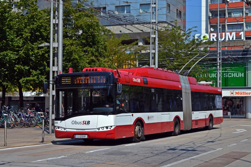 Solaris Trollino na ulicach Salzburga.