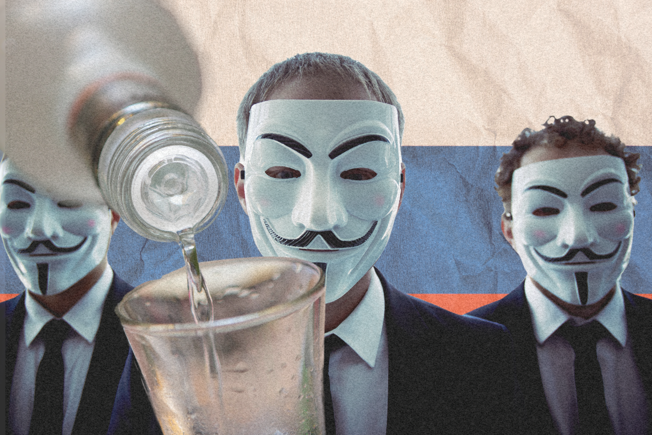 Wódka i symboliczni hakerzy na tle rosyjskiej flagi.