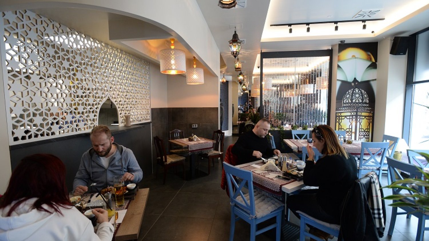 Wynik badania pokazuje, że koronawirus rozprzestrzeniłby się w USA najintensywniej po otworzeniu restauracji.