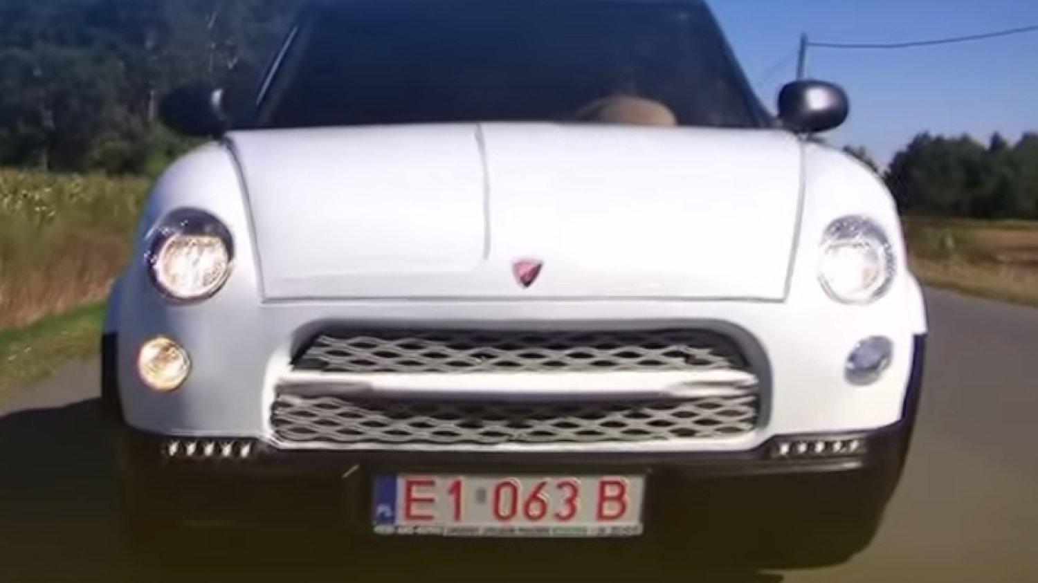 Syrenka z Kutna na drodze.