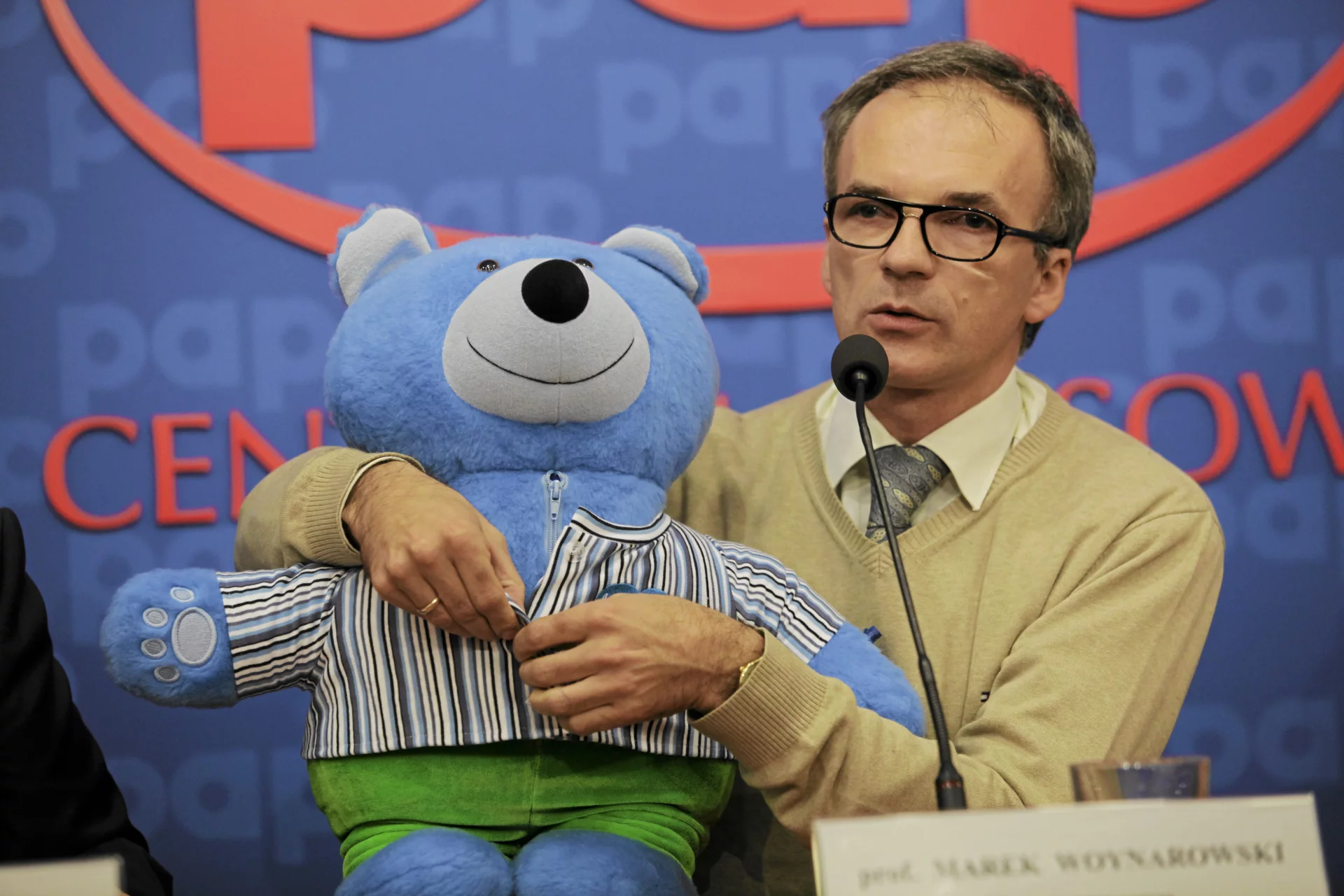 Profesor Marek Woynarowski prezentuje misia, który ma osłodzić pobyt w szpitalu małym pacjentom Oddziału Gastroenterologii Pomnika Centrum Zdrowia Dziecka
