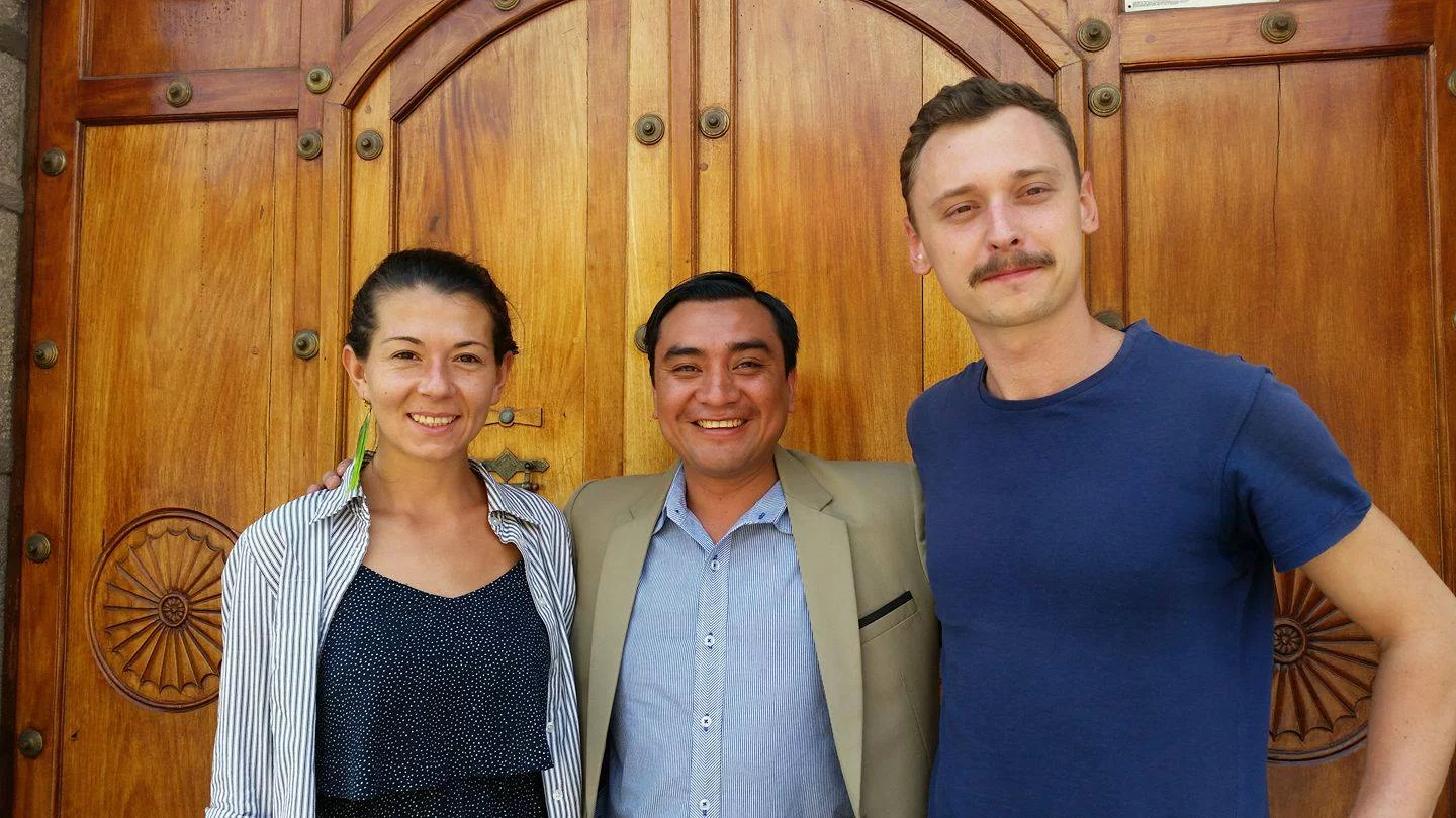 Ania Hnidiuk i Adam Radziszewski wraz z jednym ze swoich rzemieślników, Jose z Gwatemali.