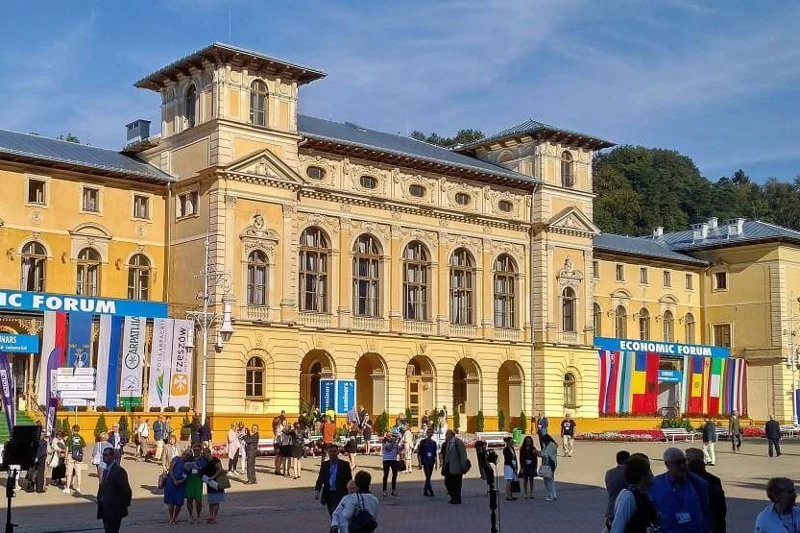 Forum Ekonomiczne w Krynicy-Zdroju to największa konferencja ekonomiczna w Europie Środkowo-Wschodniej. W dniach 4-6 września odbędzie się XXVIII edycja wydarzenia. Jedną z platformy dyskusji będzie blok tematyczny ''Inwestycje i rozwój'''.