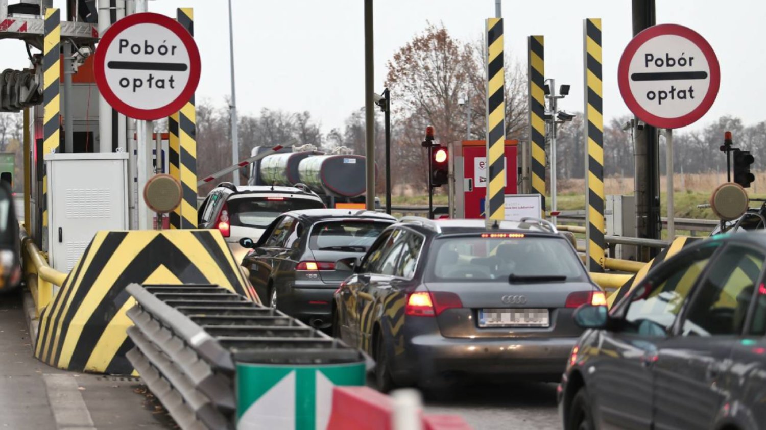 Samochody przed punktem poboru opłat na autostradzie