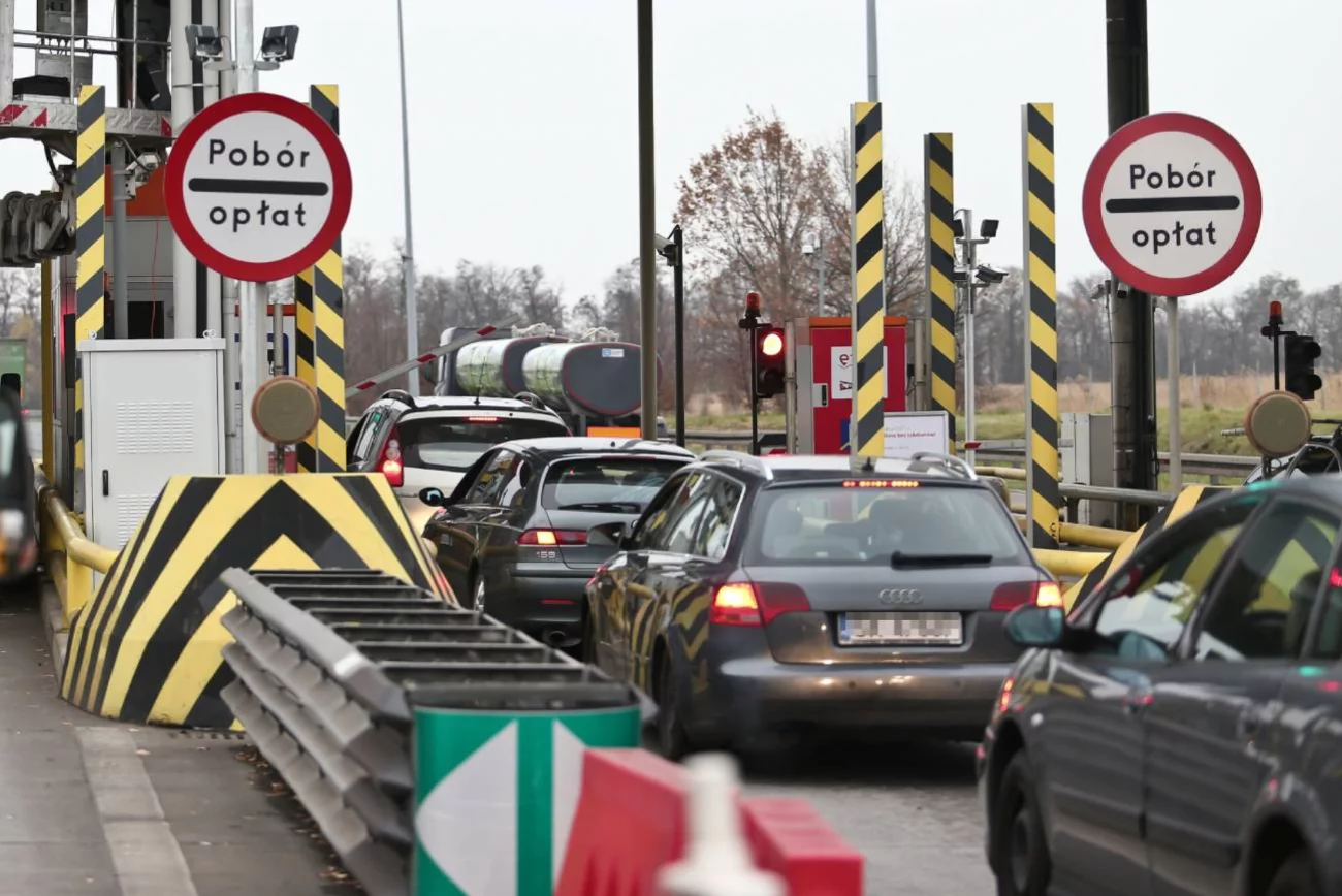 Samochody przed punktem poboru opłat na autostradzie