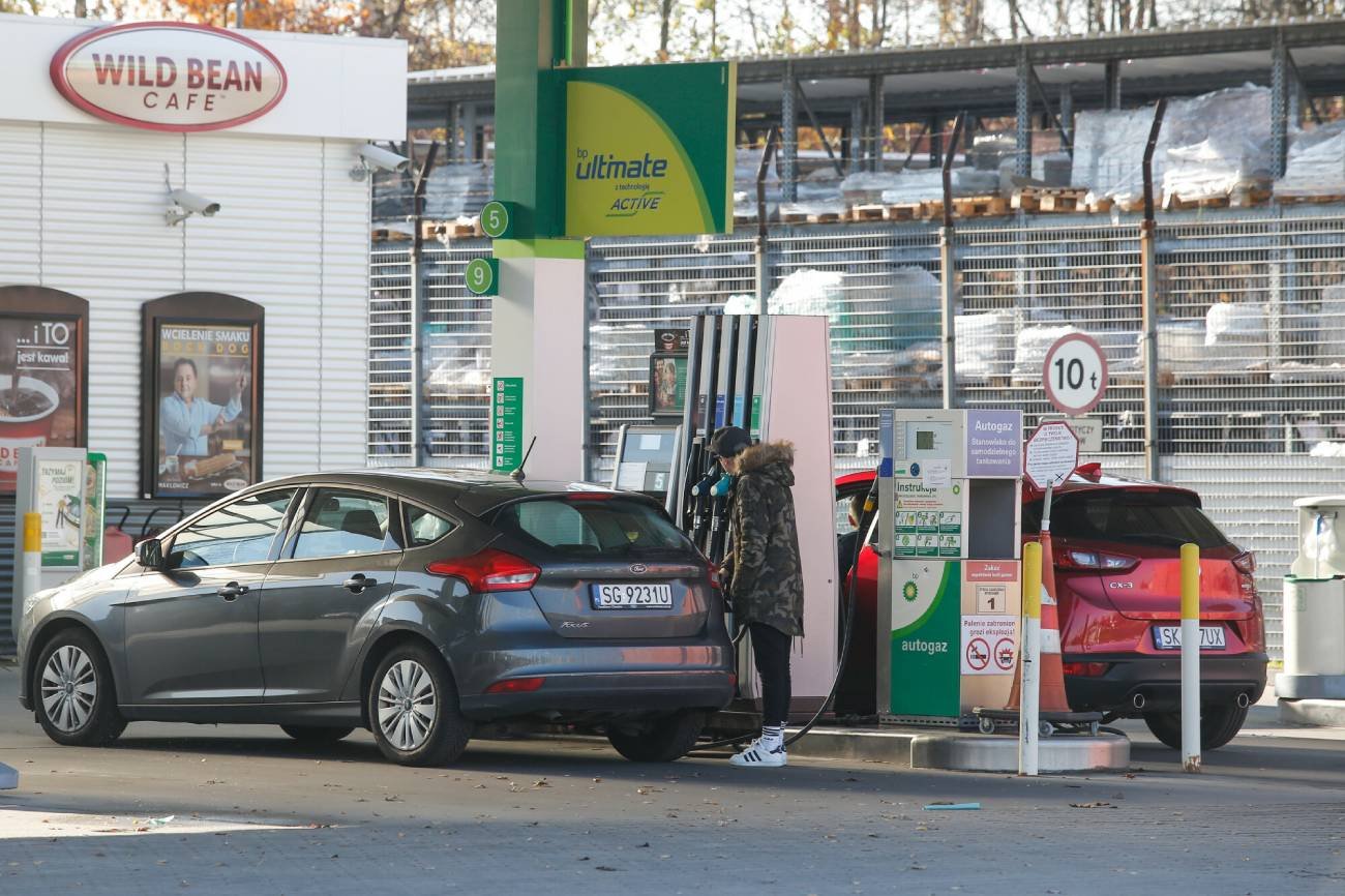 Jak sprawdzić, czy samochód pojedzie na E10?