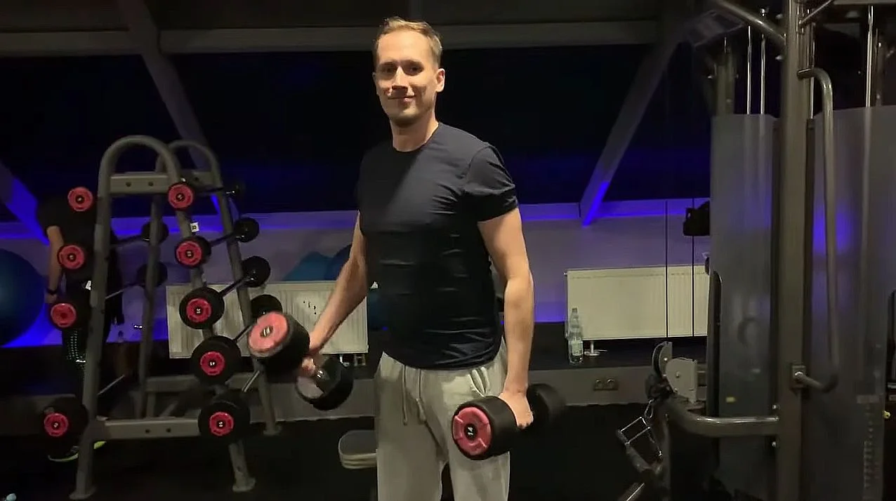 Hantle, wyciąg, rowerek - pełny trening w środku pandemii.