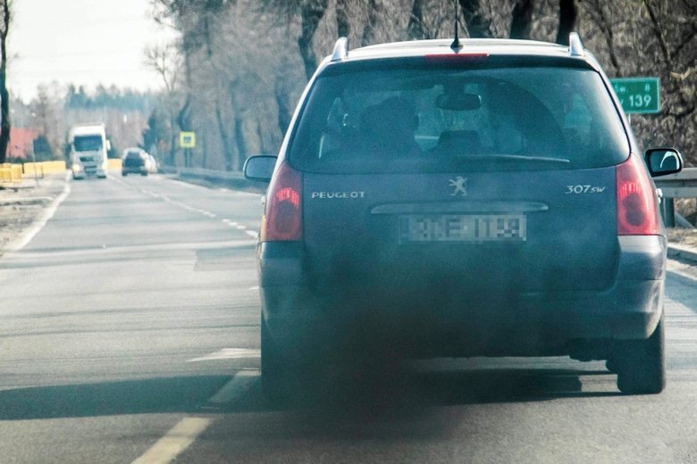 Policjanci będą wlepiać mandaty nieekologicznym, "kopcącym" samochodom.