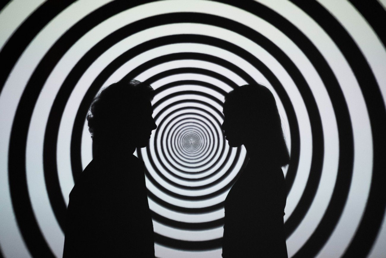 sylwetki kobiety i mężczyzny na tle wiru