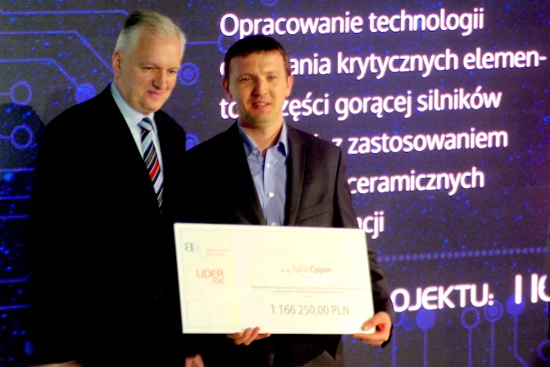 Swój czek z rąk ministra Jarosława Gowina odbiera dr inż. Rafał Cygan z Politechniki Rzeszowskiej