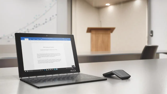 Na pierwszy rzut oka Yoga Book wygląda jak ultra cienki laptop