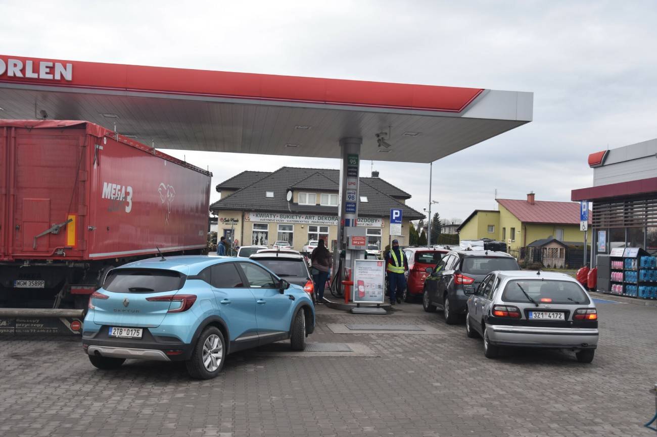Sznur samochodów na stacji Orlen w Chałupkach.