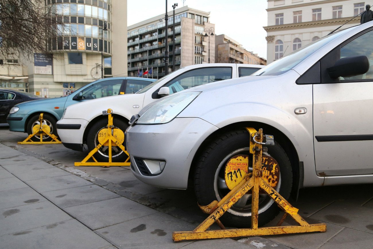 Rzecznik Praw Obywatelski apeluje do Ministerstwa Infrastruktury o zmianę przepisów. Chce skończyć z parkowaniem na chodniku