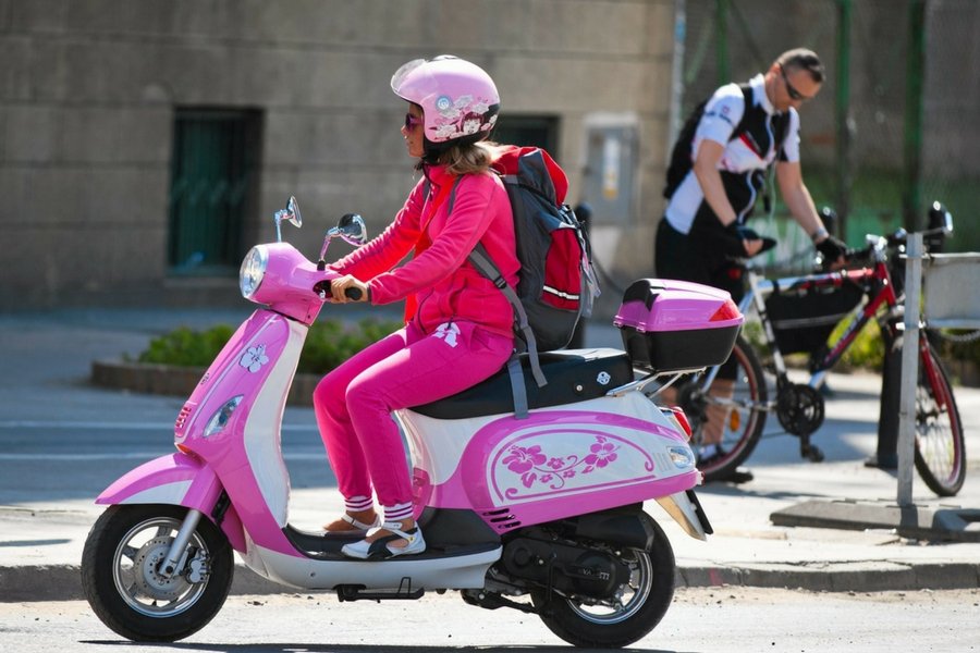 Jedną czwartą z 20 tys. zł młodzi wydaliby najchętniej na skuter lub samochód.