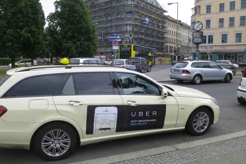 Jedna z taksówek Ubera.