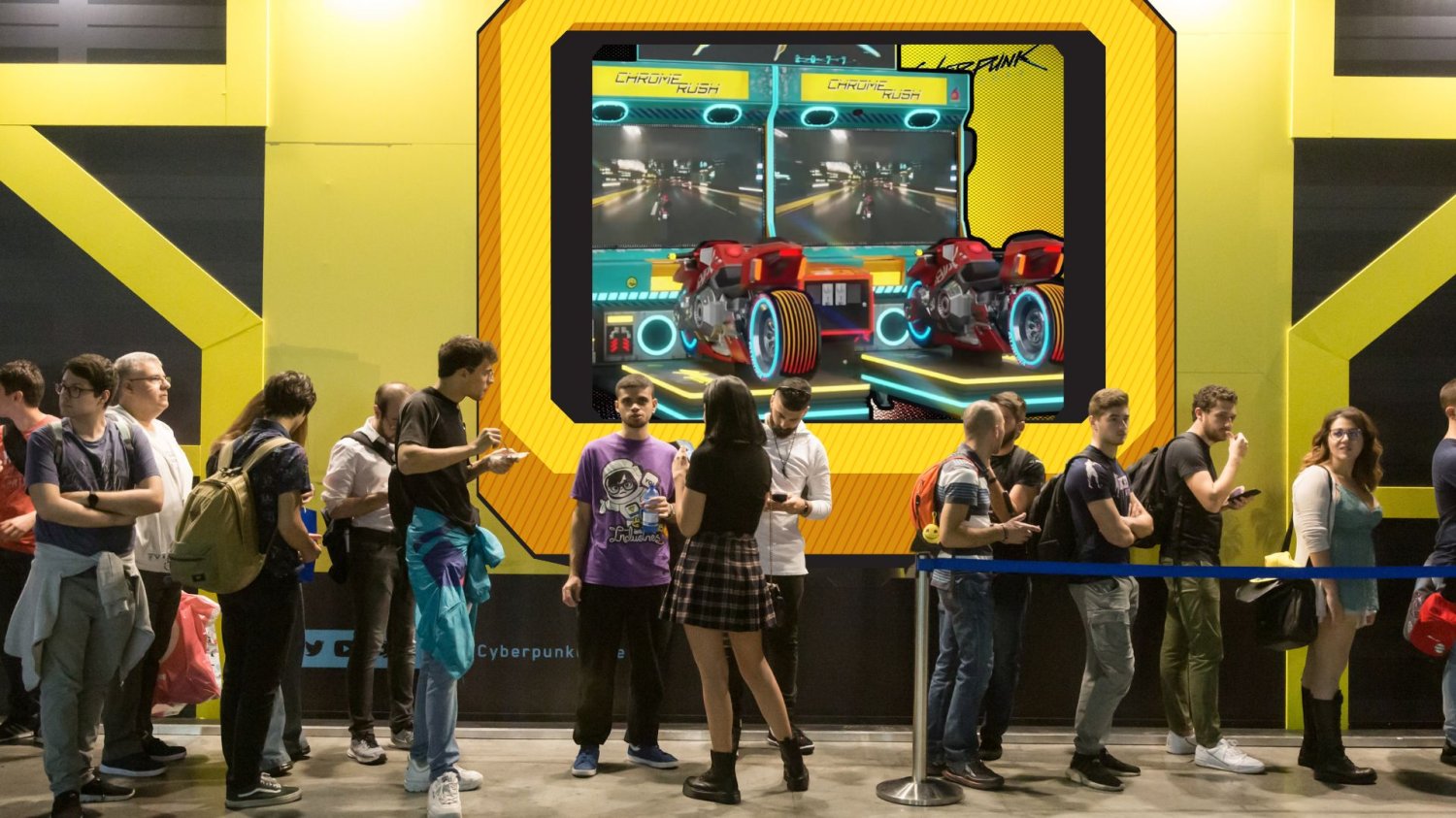 Kolejka graczy i ekran z Cyberpunk 2077: Chrome Rush.