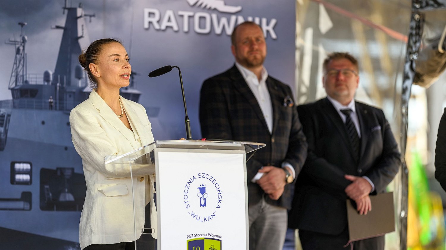 "Wulkan" przestał drzemać. Szczecińska stocznia wchodzi w zbrojeniówkę i buduje giganta dla armii Podpisanie umowy na "Ratownika"