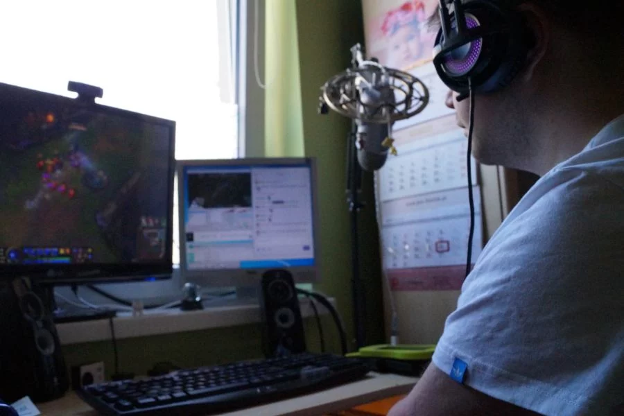 Sebastian gra w League of Legends.
