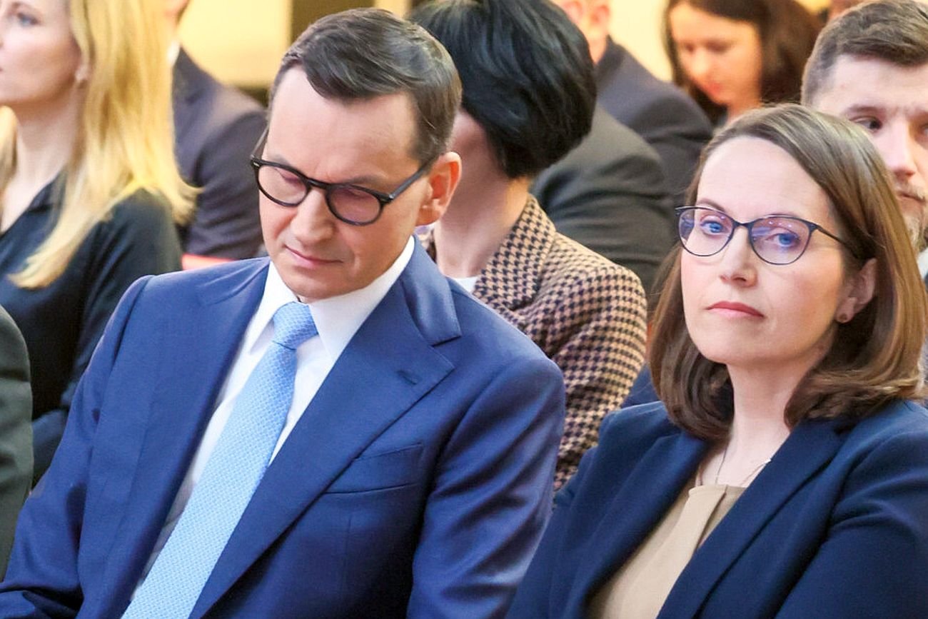 Premier Morawiecki i minister Rzeczkowska mają problem z budżetem.