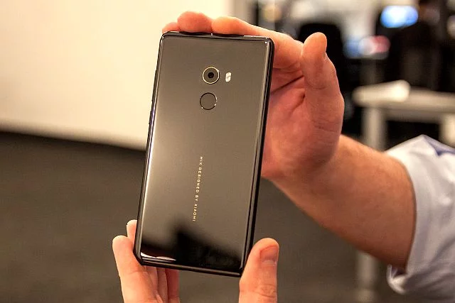 Mi Mix 2 jest bardzo ładny, proporcjonalny, świetnie leży w dłoni.