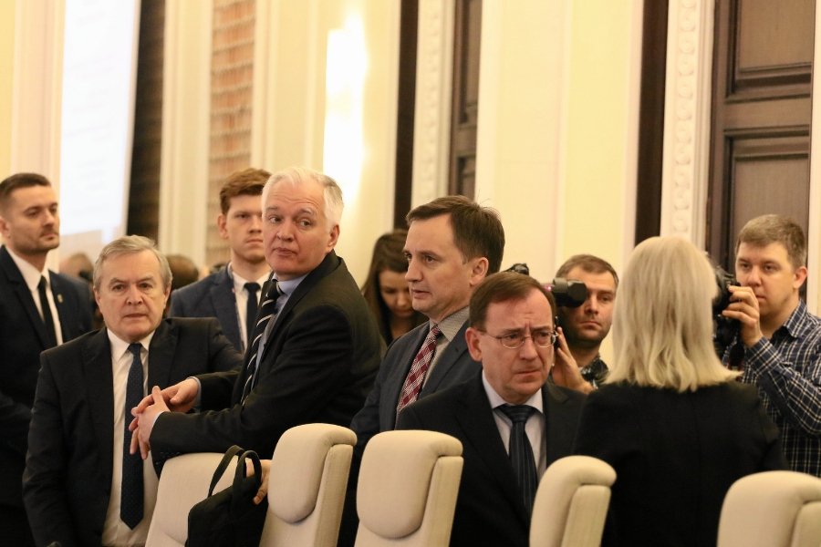 Przepisy ustanawiające "matczyne" emerytury w ostatniej chwili spadły z porządku obrad. Ale to nie znaczy, że "promująca patriarchalny system" legislacja nie pojawi się ponownie na stole.