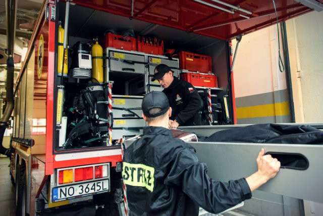 Pracownicy służb mundurowych nie mogą podjąć legalnego protestu, nie oznacza to jednak, że porzucili próby zwrócenia uwagi na złe, ich zdaniem, warunki pracy