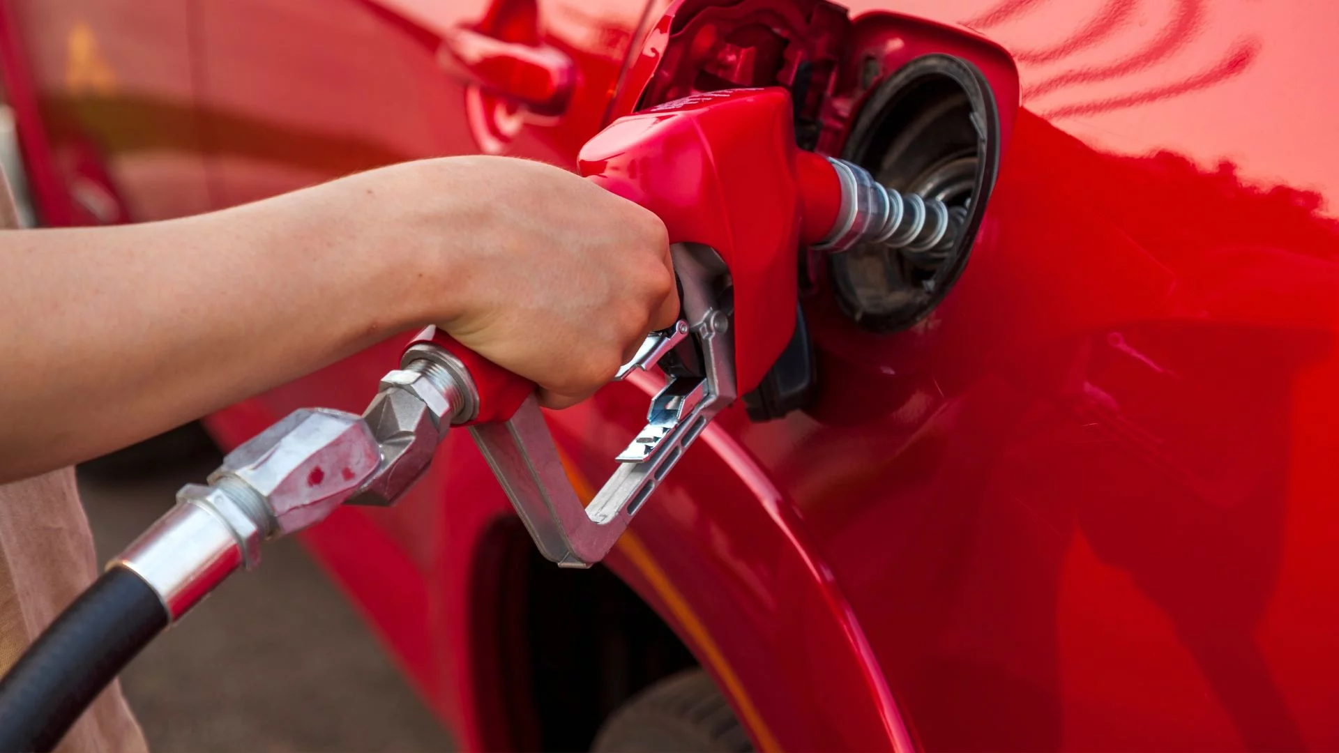 Tankowanie samochodu. Analitycy podają optymistyczne prognozy cen paliw w grudniu.