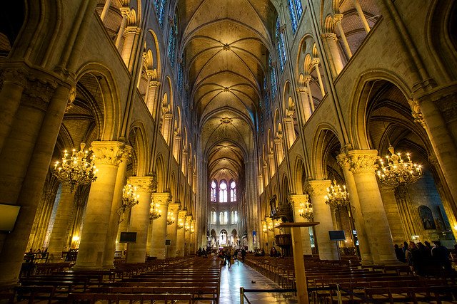 Katedra Notre Dame wciąż stoi - przypomina rodakom francuski student historii.