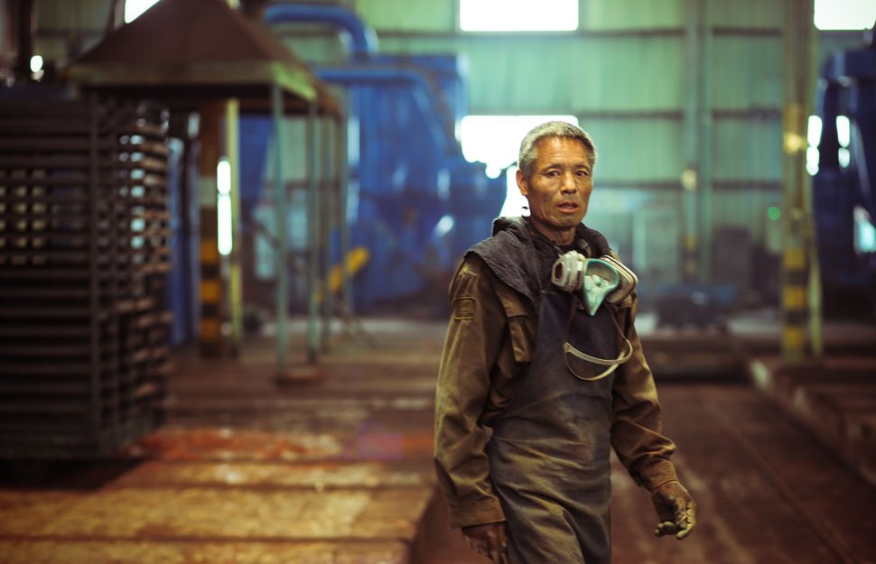 Pracownik chińskiego przemysłu metalurgicznego, prowincja Jiangsu, lipiec 2015. Fot. ILO/UN