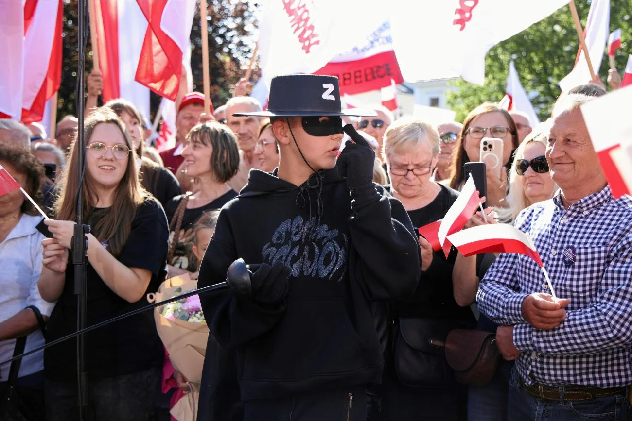 Pokolenie Z przestało być biernym tłem polskiej polityki. Zamiast lewicowej wrażliwości i dystansu do urn — rosnąca frekwencja, skręt w prawo i coraz większy wpływ na bieg kampanii.