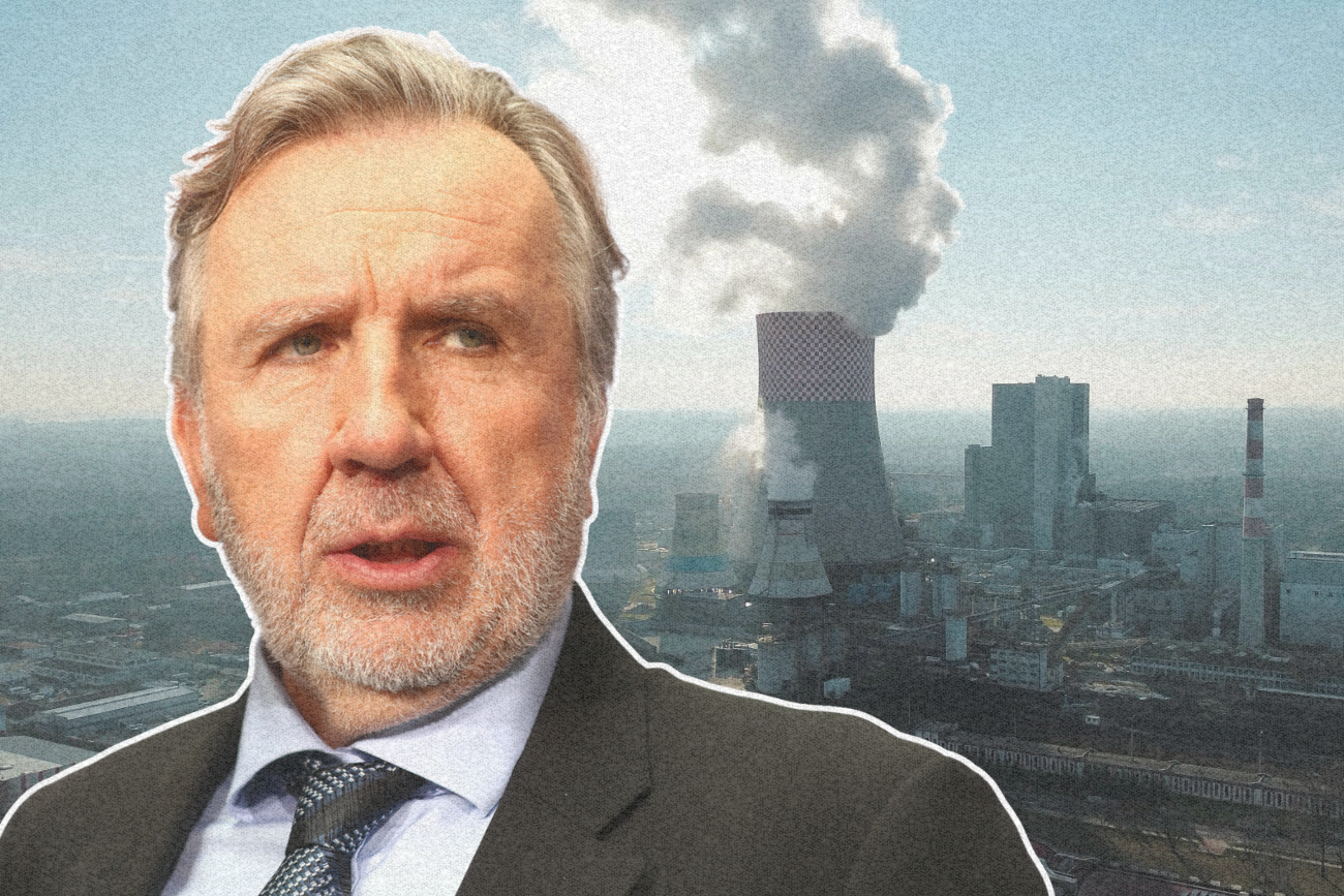 Michał Sołowow na tle elektrowni.