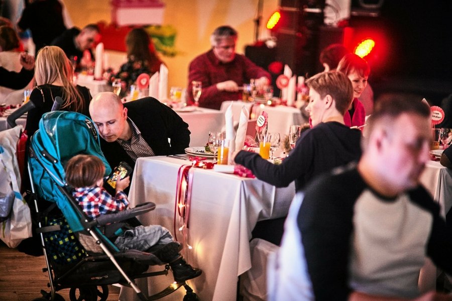 Wspólne picie alkoholu to cecha szczęśliwego związku - przekonują badacze z University of Michigan.