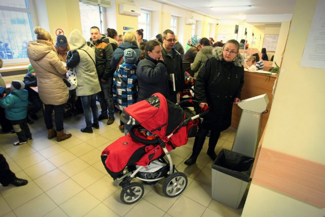 Część pracodawców, obawiając się odejścia kobiet z pracy, sądząc, że może taka sytuacja zaistnieć, zaproponowała podwyżki kobietom - przekonuje min. Rafalska