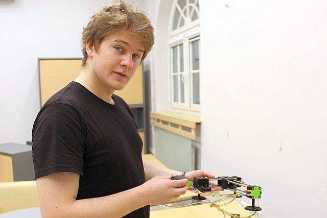 – Zegary atomowe to niezwykle precyzyjne wzorce czasu i częstotliwości. Używane są tam, gdzie duża dokładność pomiaru ma znaczenie – tłumaczy Jakub Niemczuk.