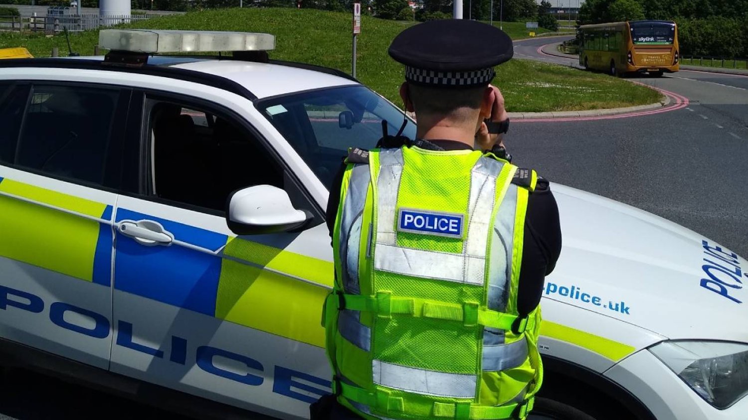 Policjant z brytyjskiego East Midlands Airport podczas pracy.