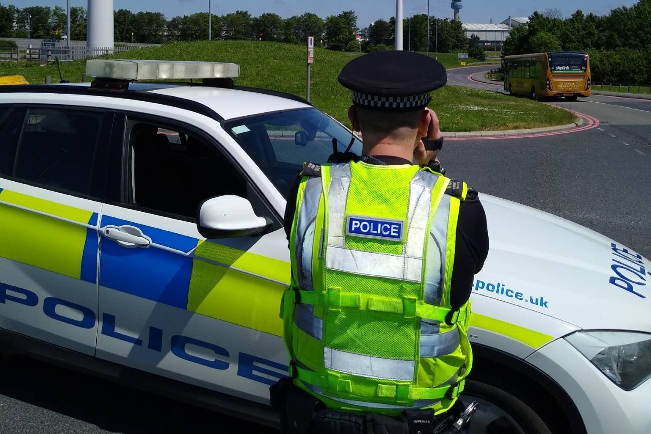 Policjant z brytyjskiego East Midlands Airport podczas pracy.