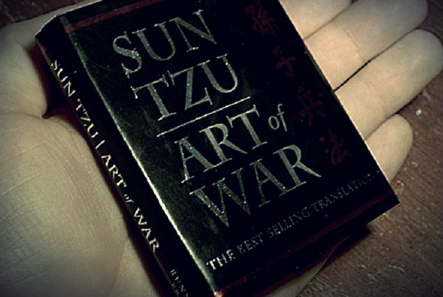 "Sztuka Wojny" Sun Tzu doczekała się wielu wydań – od opasłych tomów z komentarzami współczesnych filozofów po miniaturowe poradniki, które można zabrać na czas podróży służbowej.