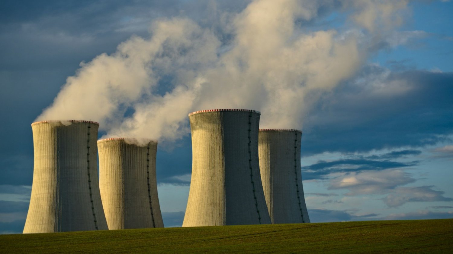 Nie ma pierwszej, a już mowa o trzeciej. Gdzie stanie elektrownia atomowa? Wieże elektrowni, z których wydobywa się dym.