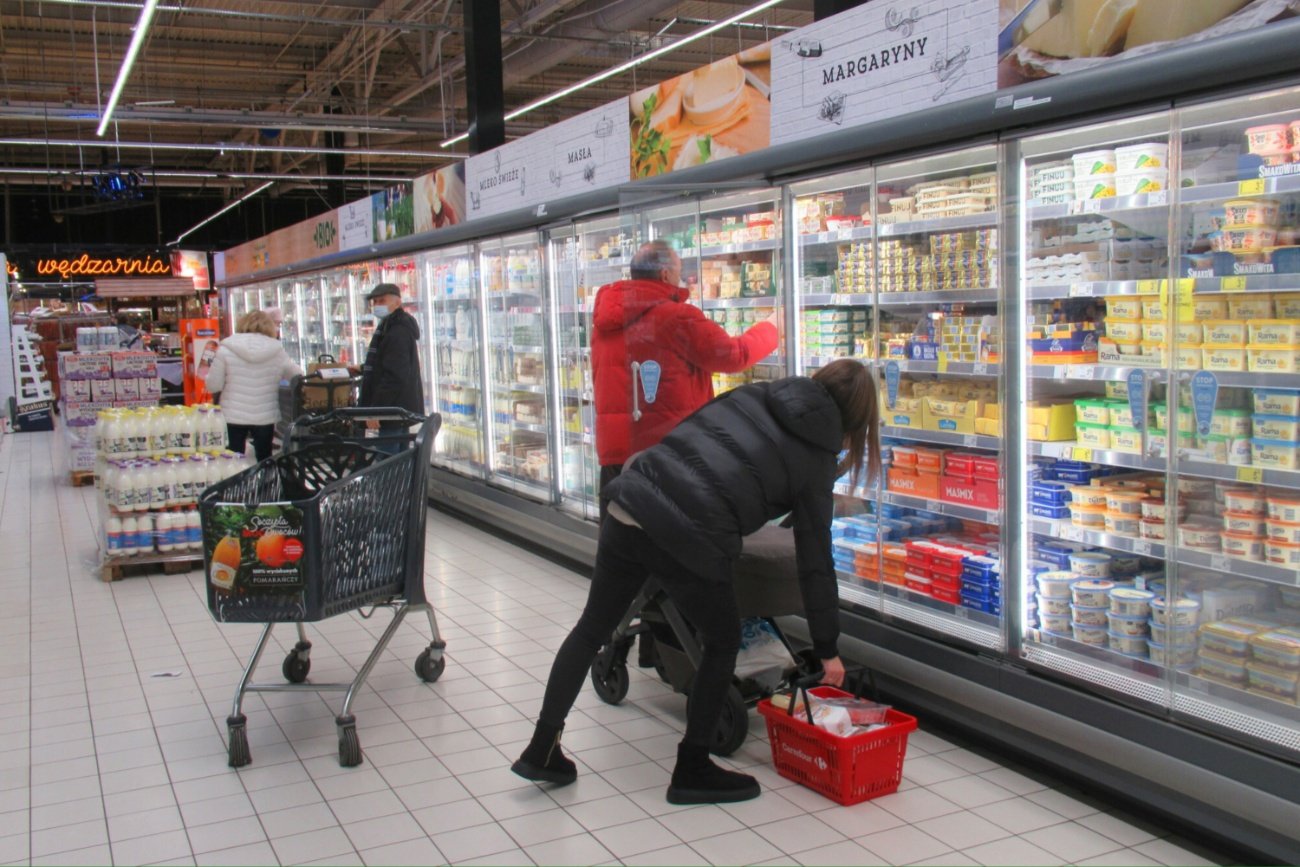 Klienci, zakupy, supermarket.