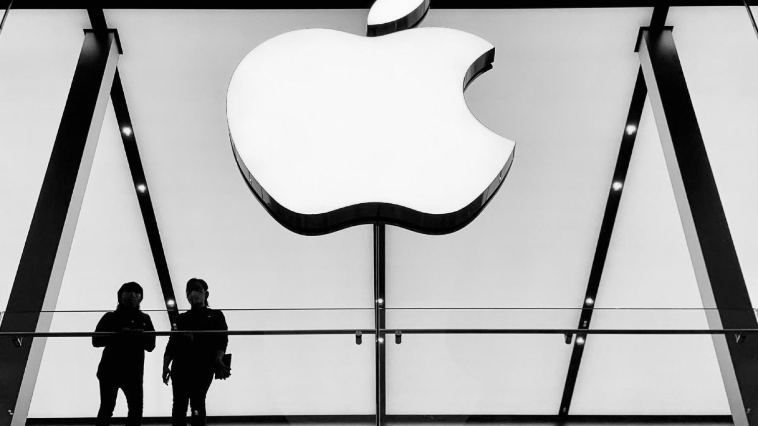 Po wyjątkowo dobrych wynikach kwartalnych wycena akcji Apple skoczyła i firma stała się z powrotem najdroższą spółką giełdową na świecie.
