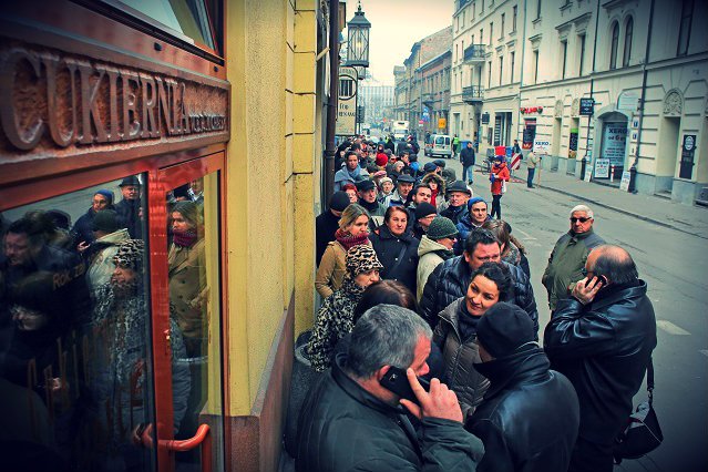 Zanim statystyczny Polak zje w tłusty czwartek dwa i pół pączka, musi odczekać w, często długich, kolejkach.