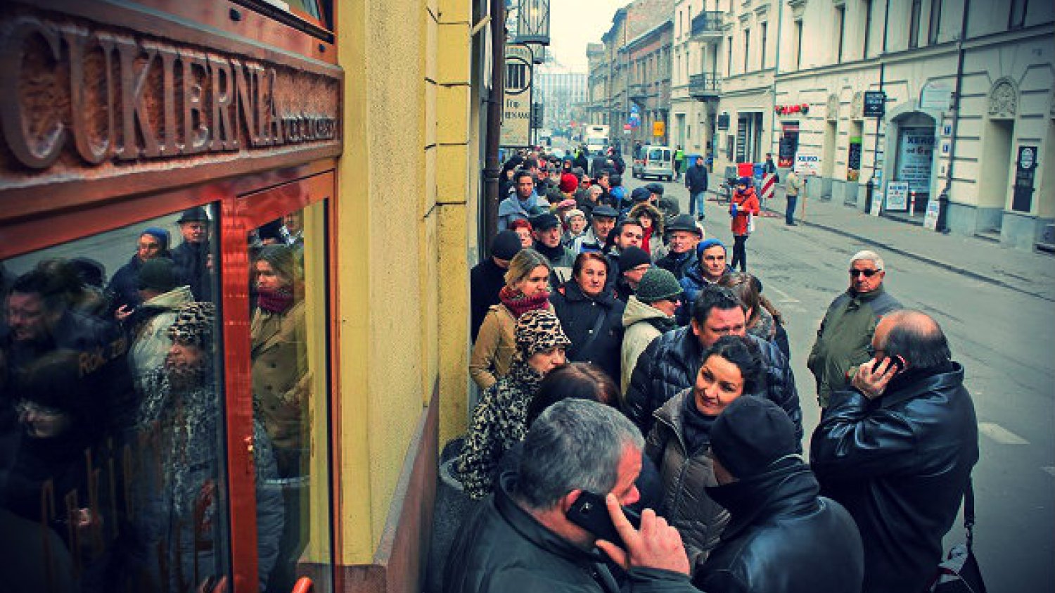 Zanim statystyczny Polak zje w tłusty czwartek dwa i pół pączka, musi odczekać w, często długich, kolejkach.
