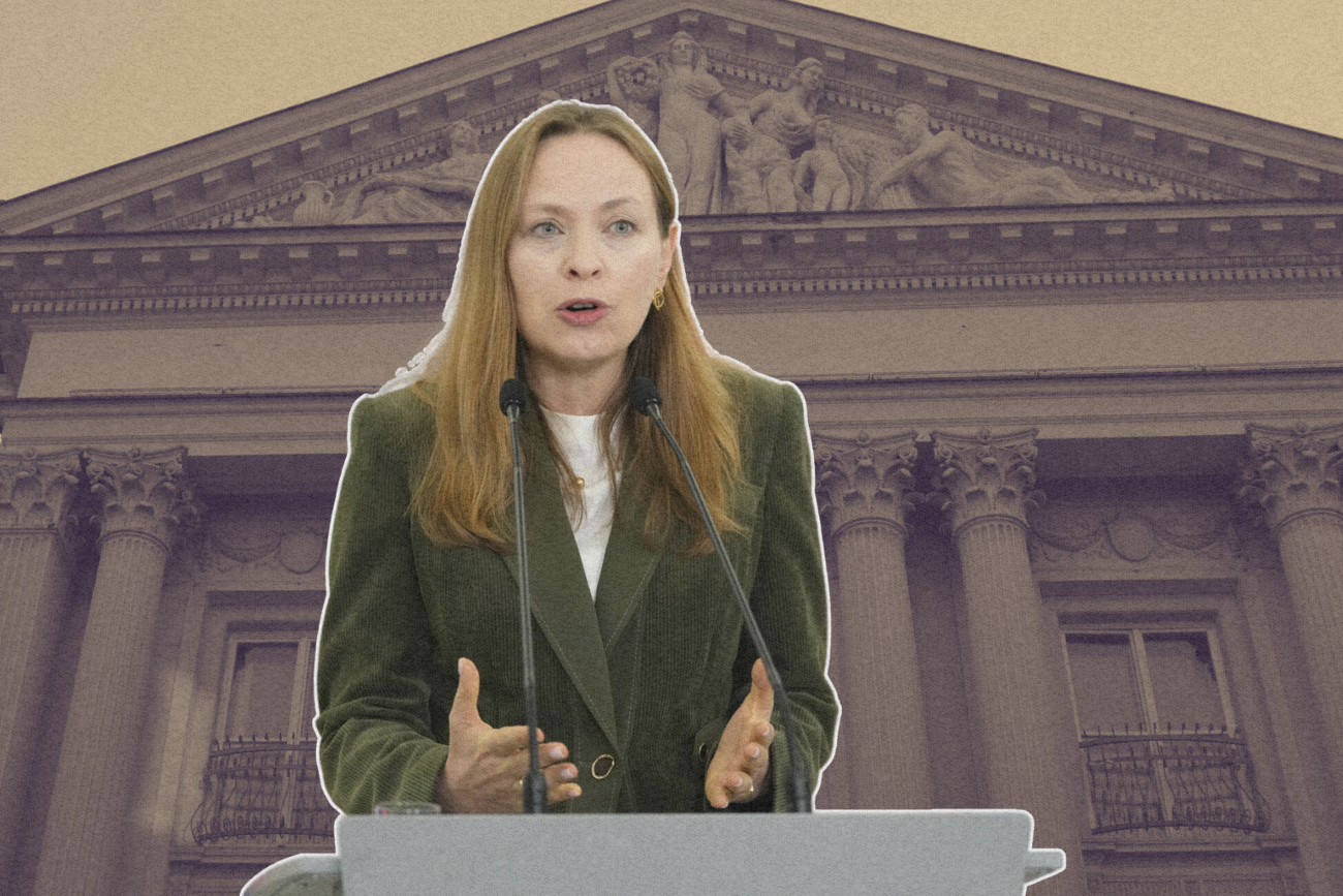 Katarzyna Pełczyńska-Nałęcz na tle fasady banku.