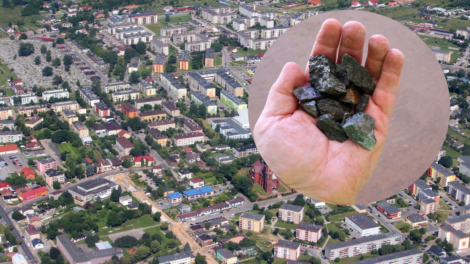 Montaż z wolframem na dłoni z miastem Myszków w tle. Wolframowe Eldorado. Wielka szansa dla Polski
