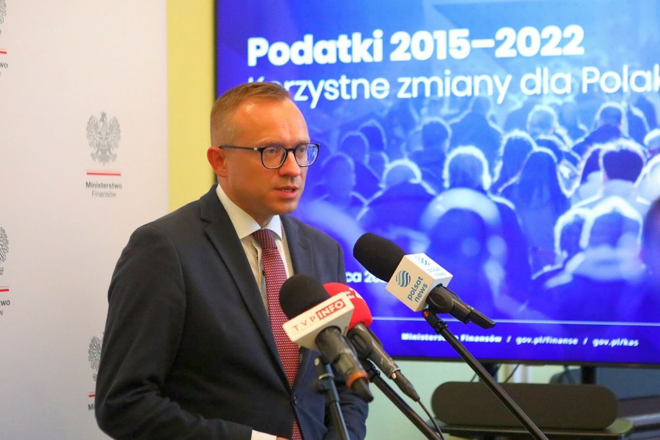 Zmiany w podatkach prezentuje wiceminister finansów, Artur Soboń.